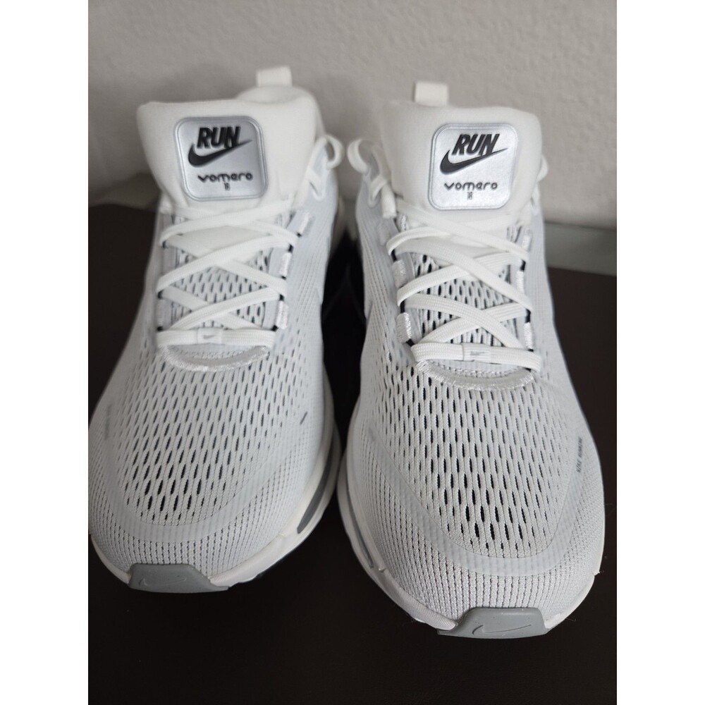 Nike Vomero 18 RR Running Shoes Summit White Metallic Silver Men’s 10 Women 11.5